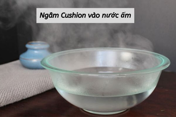 Cách chữa Cushion bị khô bằng cách ngâm Cushion trong nước ấm