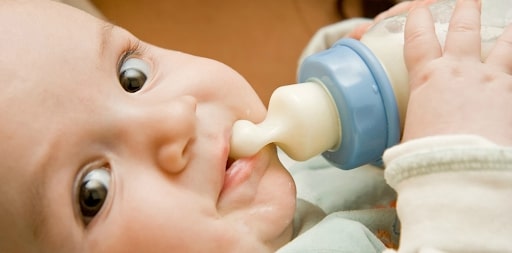 Lượng sữa cho bé 3 tháng tuổi uống bao nhiêu ml là chuẩn nhất?