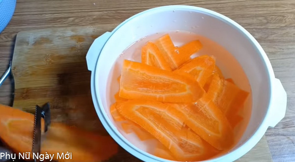 Cà rốt cắt lát mỏng trụng qua nước sôi cho mềm