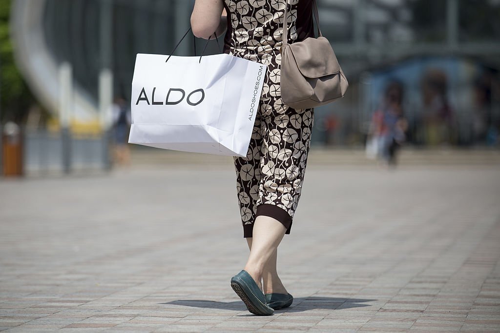 Một phụ nữ xách túi mua sắm của Aldo Group Inc