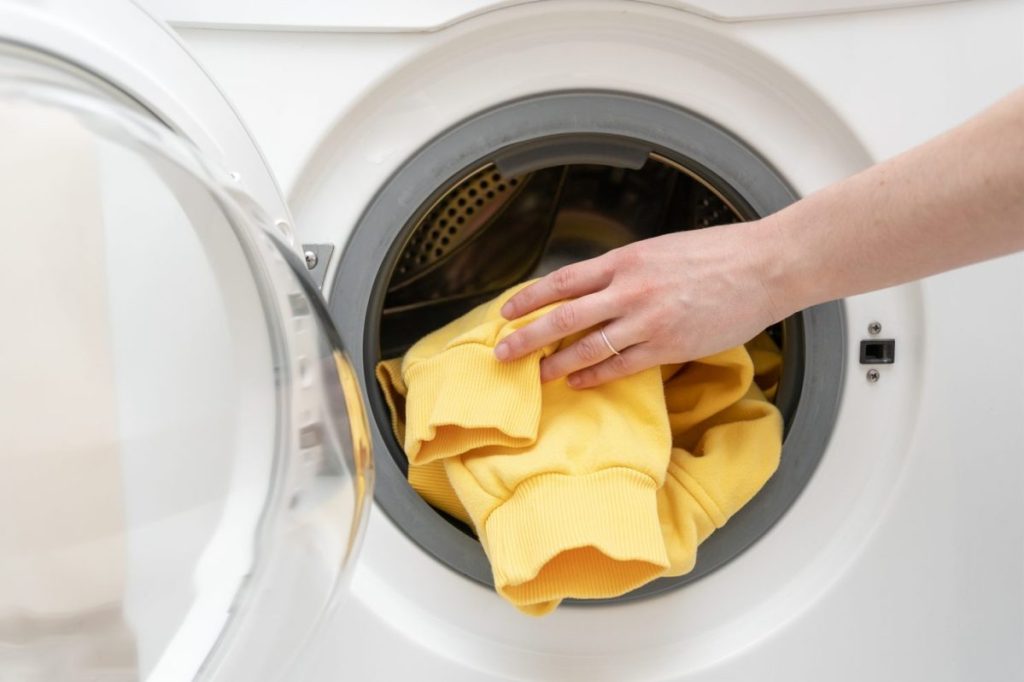 Giặt áo hoodie bằng máy giặt