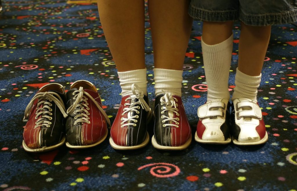 Giày chơi bowling cho trẻ em