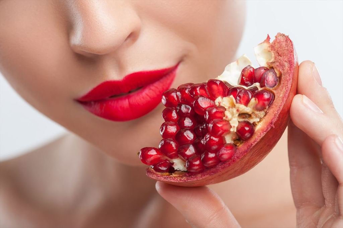 Cách làm môi hồng tự nhiên bằng hạt lựu