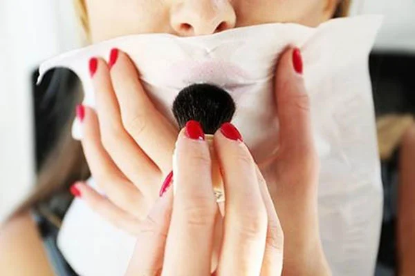 Phủ phấn lên môi để son ăn môi hơn