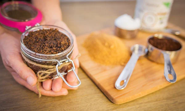 Tẩy da chết cho môi thường xuyên sẽ giúp môi mịn màng, căng bóng