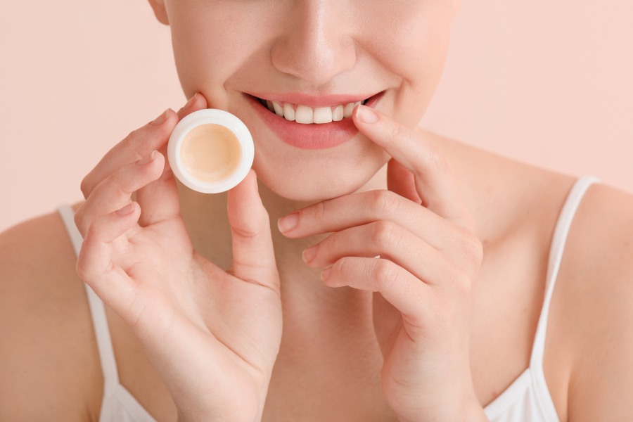 Thoa son dưỡng môi sau phun để môi nhanh bong, nhanh lên màu