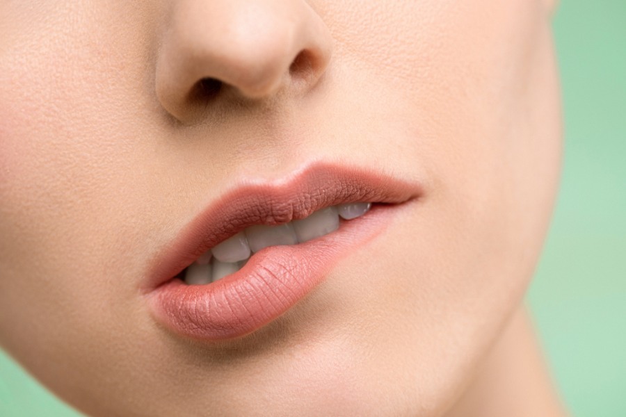 Thói quen cắn môi, liếm môi khiến thâm viền môi