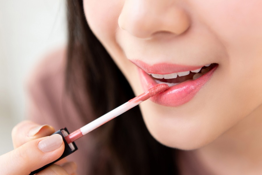 Không may chọn mua phải son chứa chì là nguyên nhân khiến viền môi bị thâm