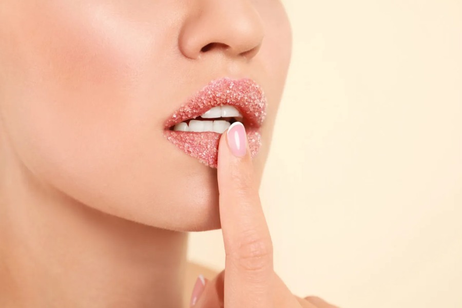 Khả năng tẩy tế bào chết của đường giúp làm sáng màu đôi môi một cách rõ rệt.