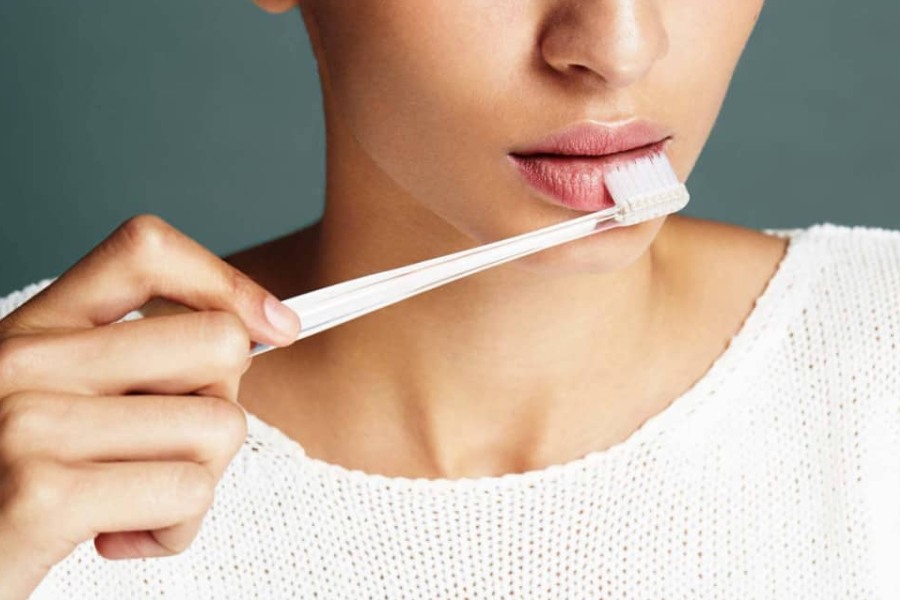 Thói quen tẩy tế bào 1-2 lần là bí quyết giúp khử thâm viền, giữ cho đôi môi luôn mềm mịn.