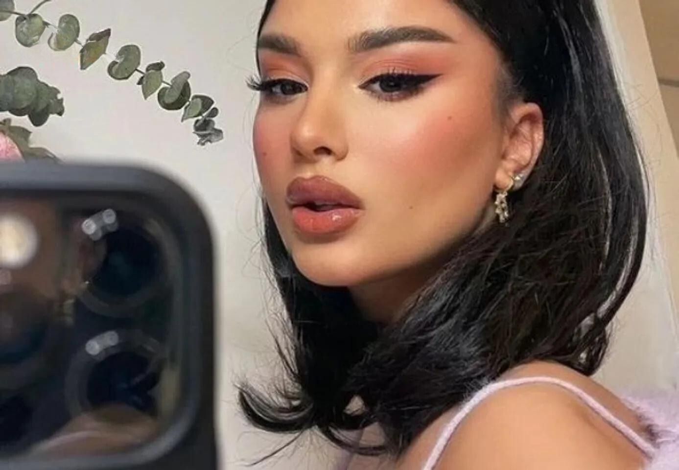 Cách đánh son để làm cho môi tròn trở nên cân đối hơn