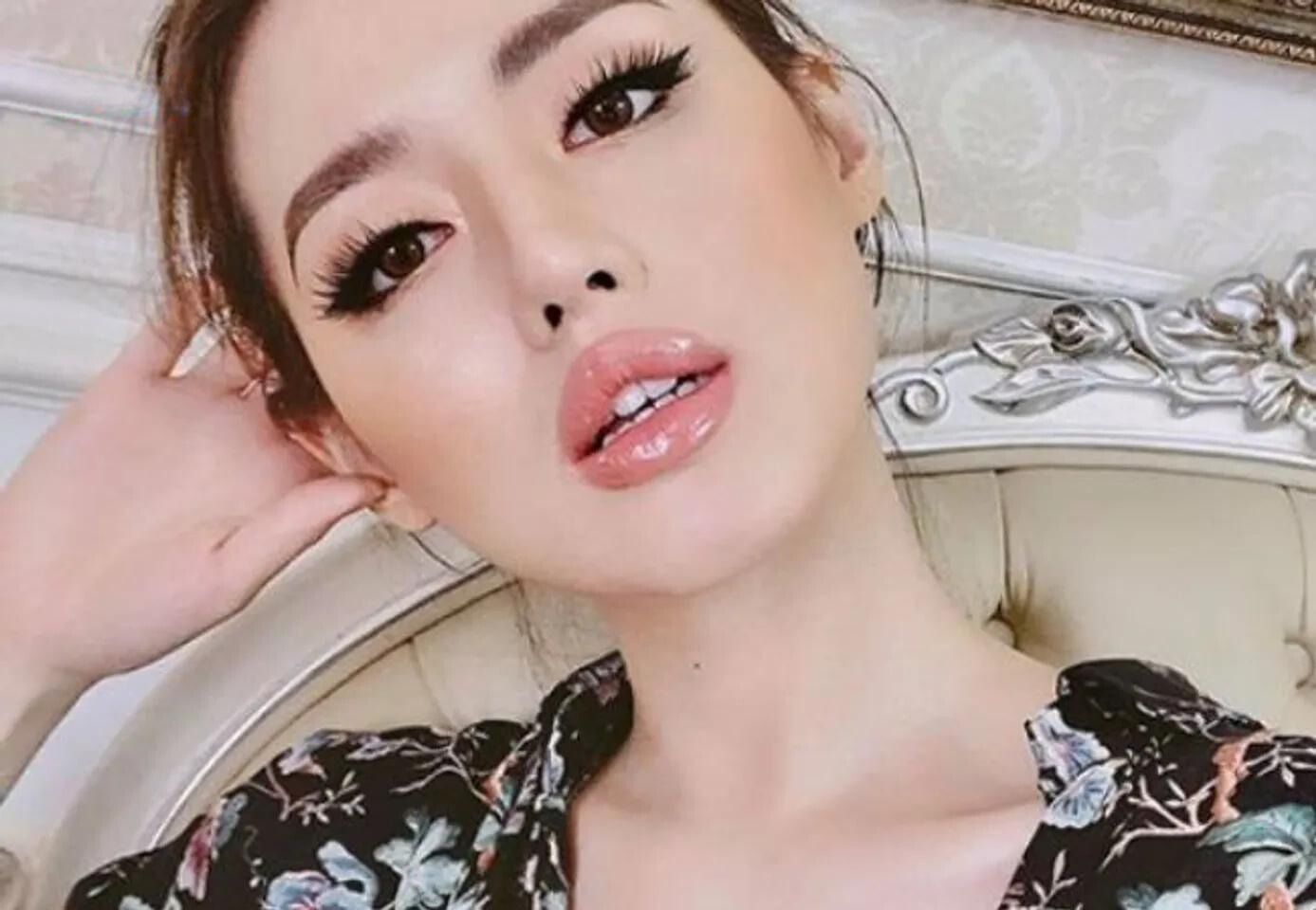 Cách đánh son bóng cho môi dày