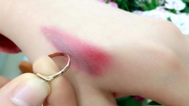 Thử son với vàng hoặc bạc