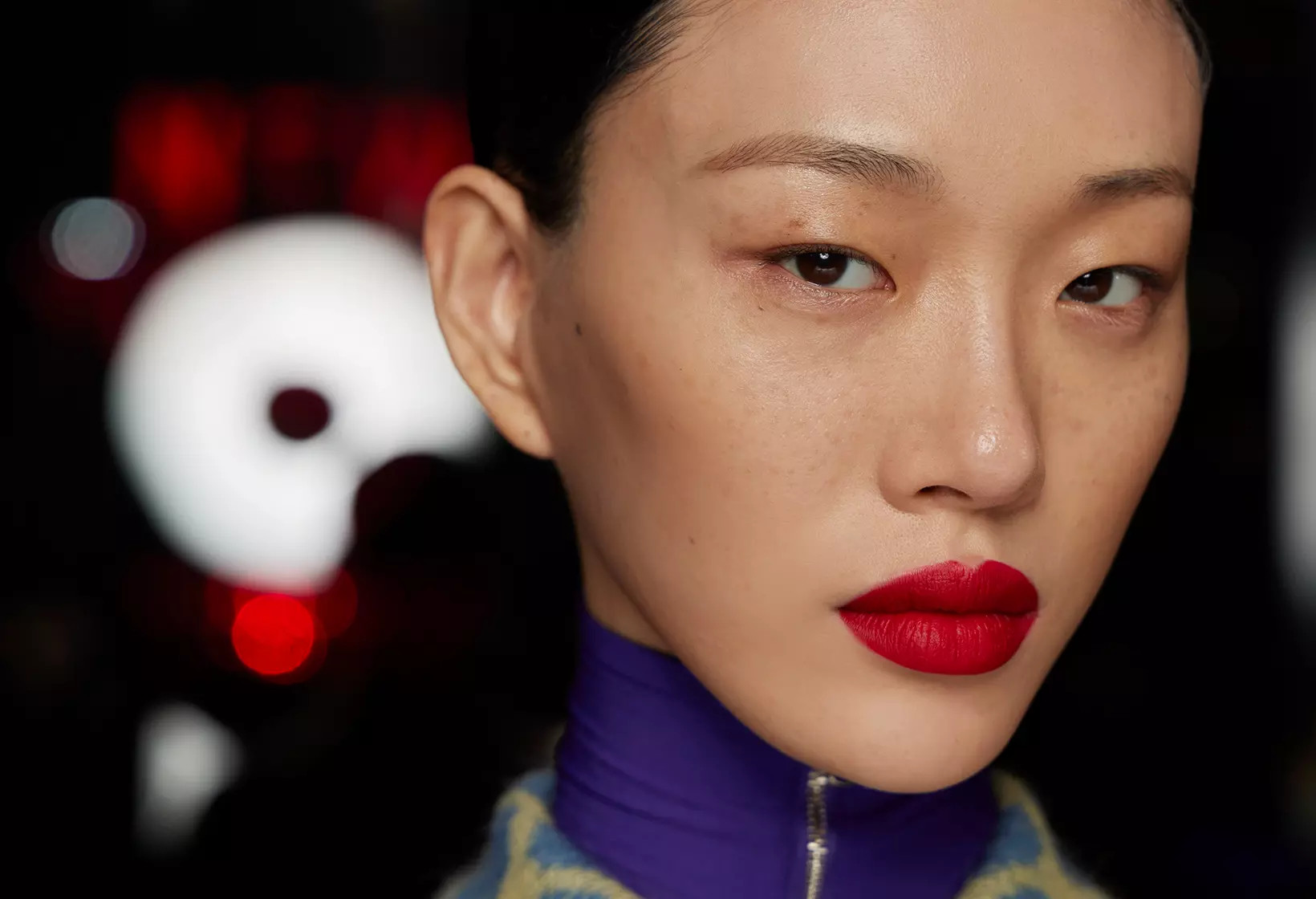 Màu đỏ gạch mang đến sự cuốn hút và cá tính cho da ngăm