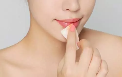 Dưỡng ẩm môi sau khi bong vảy