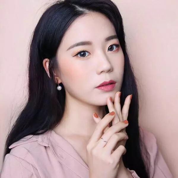 Nars màu Banned Red Satin Lipstick – Màu Son Cánh Hồng Khô Cực Đẹp