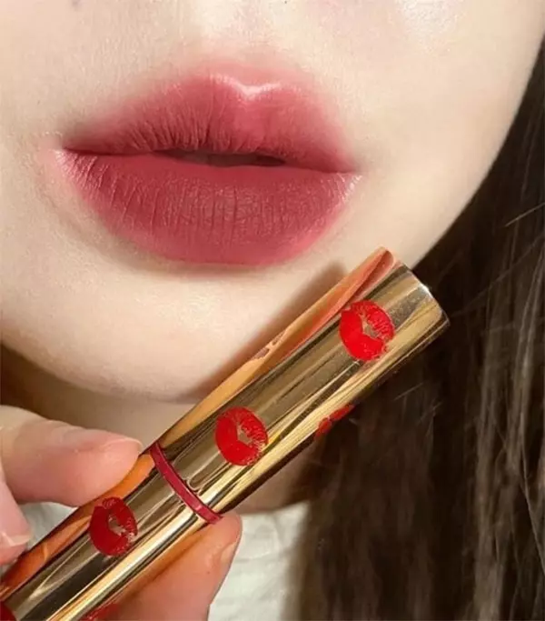 Son môi Charlotte Tilbury Berry Lucky được nhiều bạn gái yêu thích