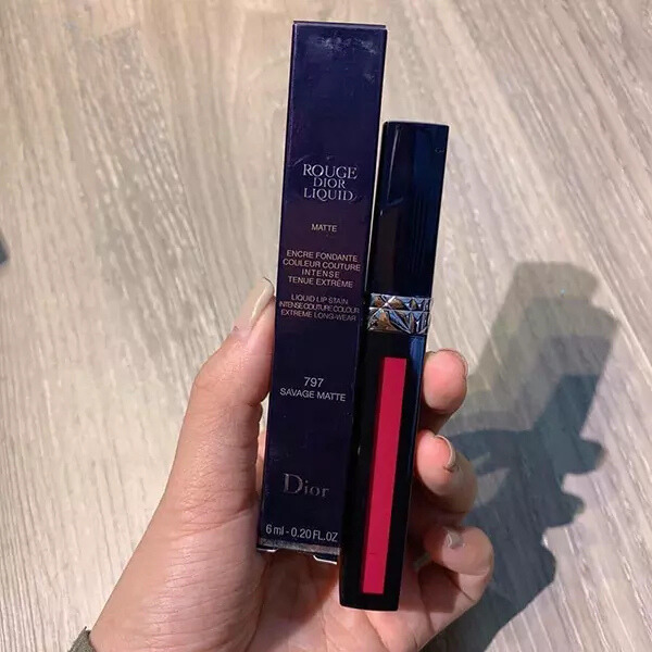 Son môi màu hồng tím đậm Dior Liquid 797 Savage Matte Son môi màu hồng tím đậm Dior Liquid 797 Savage Matte