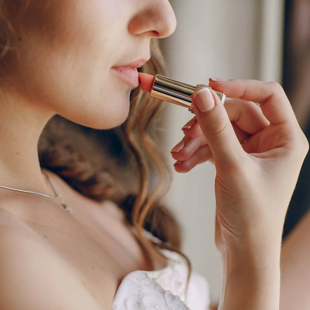 Không đánh son quá mạnh tay Không đánh son quá mạnh tay