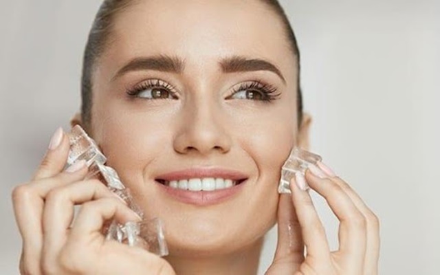 Chườm đá lạnh là cách giảm sưng mụn
