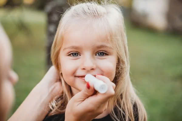 Trẻ em có được sử dụng son dưỡng không? Son dưỡng môi cho bé