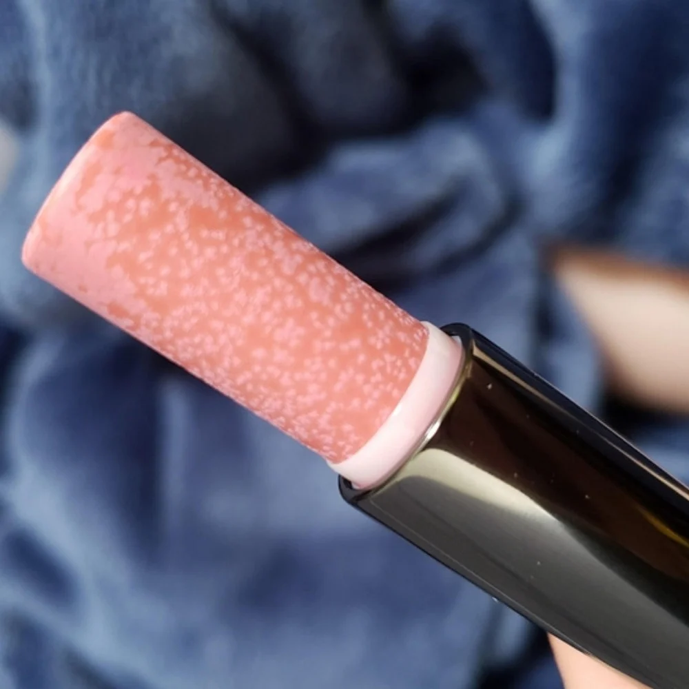 Son có sự thay đổi về màu sắc Son có sự thay đổi về màu sắc