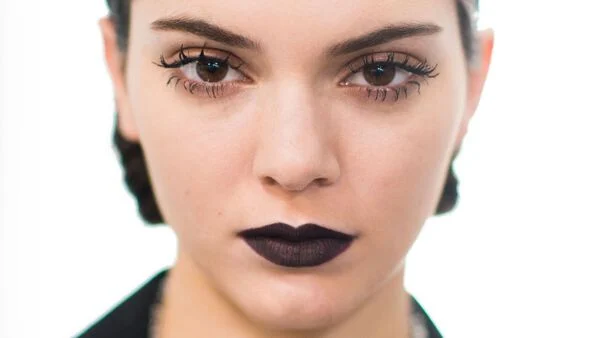 Son màu đen thể hiện sự cá tính, quyền lực Son màu đen thể hiện sự cá tính, quyền lực