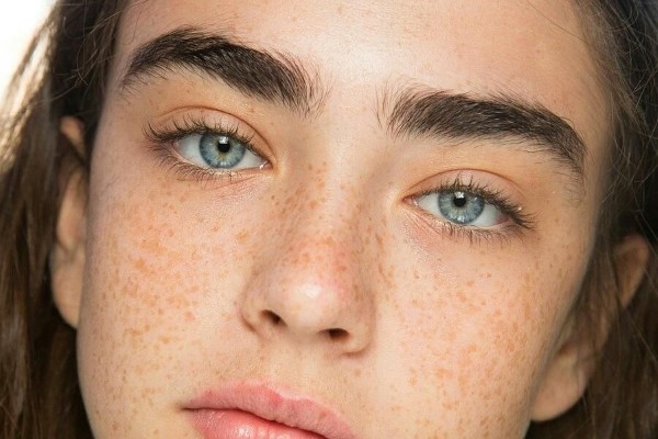 Phụ nữ hay đàn ông lông mày giao nhau đều thường gặp nhiều trắc trở trong cuộc sống