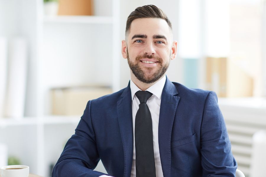 Đàn ông sở hữu lông mày hình lưỡi mác thường có vẻ ngoài nam tính và rất được nhiều người kính mộ, yêu quý