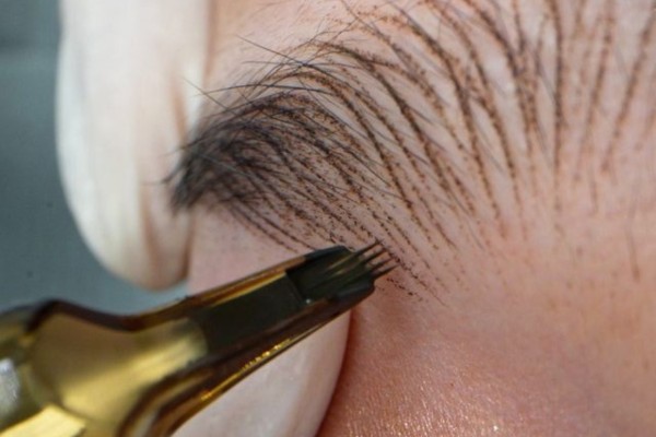 Điêu khắc và phun xăm mày xếch bằng kỹ thuật hiện đại