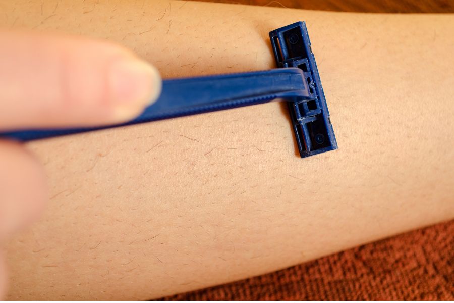 Thao tác cạo lông quá nhanh hoặc không đúng cách dễ gây trầy xước, tổn thương da