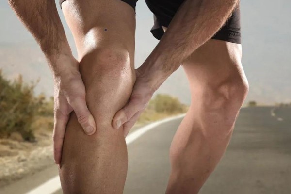 Những người có nốt ruồi ở phía trước đùi thường rất chú trọng đến các mối quan hệ và tình cảm