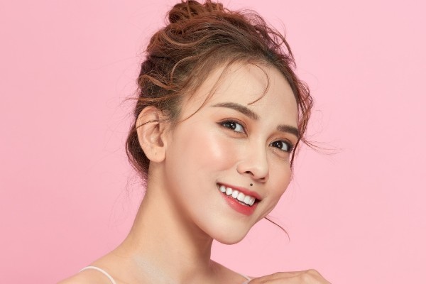 Mặc dù có tính cách thoải mái và suy nghĩ thoáng, những người có nốt ruồi ở nhân trung nữ cần phải cẩn trọng