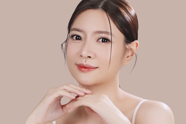 Nốt ruồi son ở nhân trung là một dấu hiệu phúc tướng, biểu thị sự thuận lợi về đường công danh, tài lộc, tình duyên và gia đình.