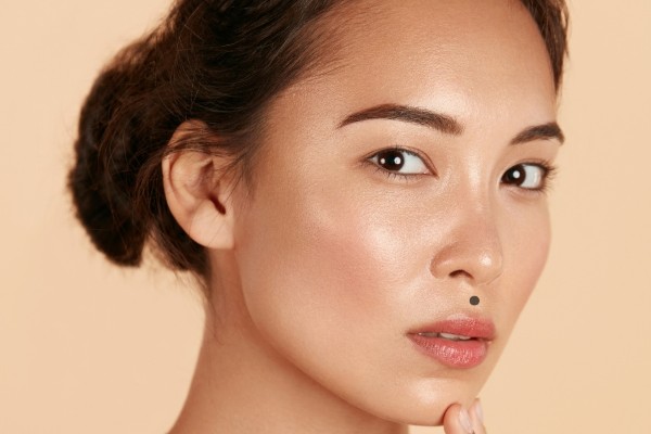 Nếu mụn ruồi ở nhân trung quá lớn, ảnh hưởng sức khỏe thì bạn nên cân nhắc xóa bỏ