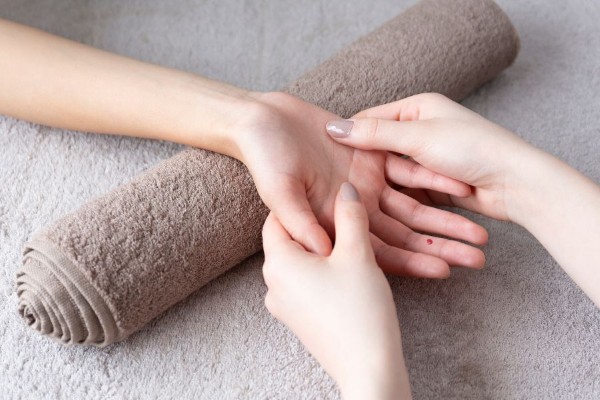 Nốt ruồi son ở ngón tay giữa cho thấy đây là người giỏi ăn nói, lại rất đào hoa