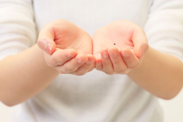 Nốt ruồi son trong lòng bàn tay trái cho thấy đây là người luôn gặp may mắn và hạnh phúc