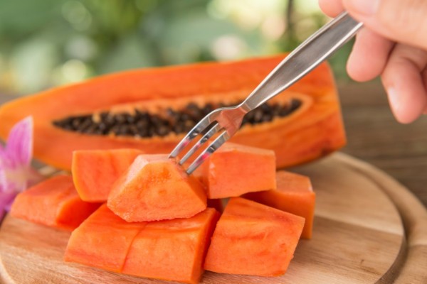 Đu đủ là một kho tàng của vitamin A, C và B giúp làm trắng da rất tốt