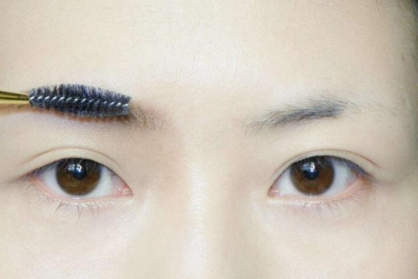 Lông mày thưa thớt là đặc điểm của đường tài chính eo hẹp