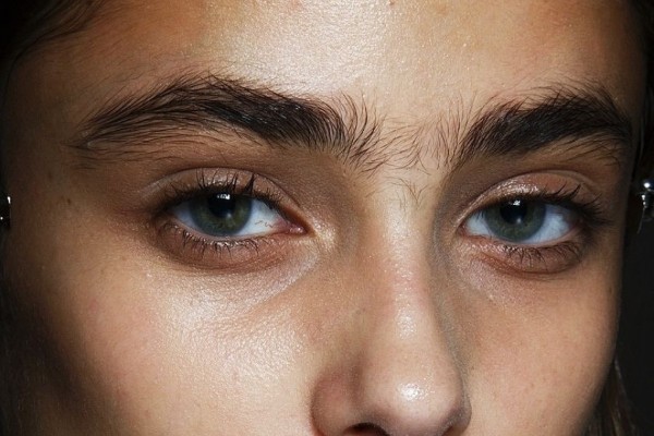 Người có lông mày giao nhau, che ấn đường thường gặp vấn đề về tiền bạc