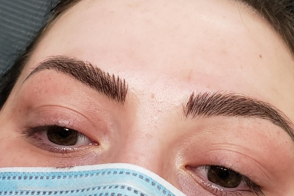 Tướng chân mày phụ nữ tốt phải kèm theo đặc điểm ấn đường rộng, sơn căn đầy đặn