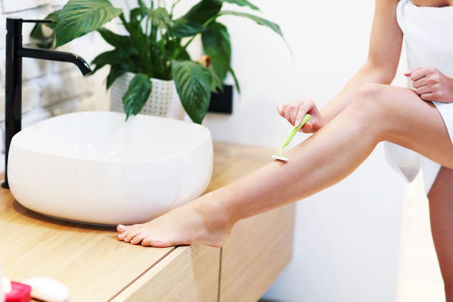 Thoa gel cạo lông hoặc sữa tắm sau khi cạo giúp lông dễ dàng bong tróc hơn