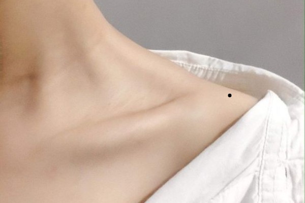 Nốt ruồi trên bả vai – Mang gánh nặng gia đình