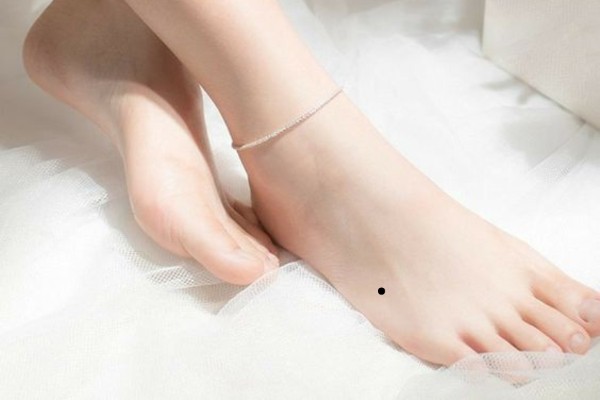 Nốt ruồi đen ở mu bàn chân – Hai chân không ngơi nghỉ