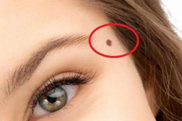 Nốt ruồi ở cung Phu Thê – Vận số đào hoa