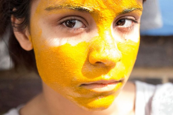 Đắp mặt nạ nghệ ngâm mật ong từ 2-3 lần mỗi tuần để có thể thấy được hiệu quả