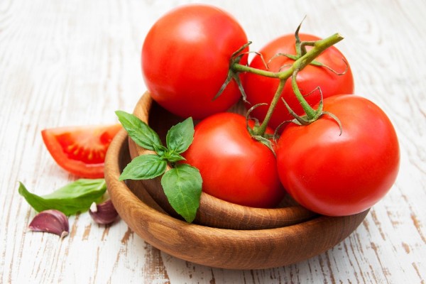 Cách làm rụng lông vùng kín tự nhiên với quả cà chua