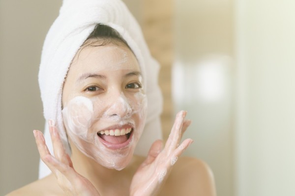 Luôn vệ sinh da mặt trước khi áp dụng cách sử dụng toner bằng tay