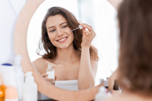 Tiếp tục sử dụng các sản phẩm chăm sóc da khác sau khi áp dụng cách sử dụng toner không cần bông tẩy trang