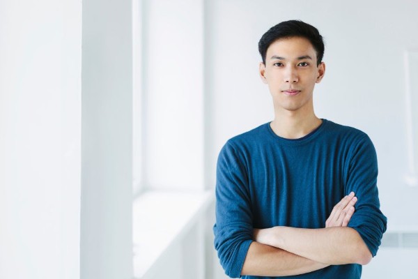 Đàn ông có lông mày cách xa nhau thường có khiếu ăn nói, nhưng đôi khi lại không được tin cậy